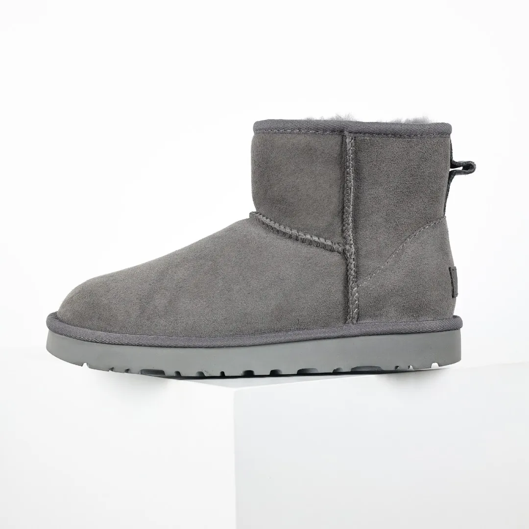 Pick up locally 💰520, core recommendation, good price, UGG Classic Mini mid-tube series, Xiaohongshu hot model, Henan Longfeng leather production, sheepskin and wool integration, top quality in the market, 2-3 cm cashmere insole, keeping warm in winter, suitable for home use. In the new year, uug launched a style series, which is partially biased towards the preferences of young consumers, and has also been at the forefront of fashion trends. Shoe body material, water-repellent coated suede upper 17mm UGGPURE™ implanted wool insole Lightweight non-slip comfortable rubber outsole With brand LOGO Trademark Comes with full packaging Size: 35 36 37 38 39 40